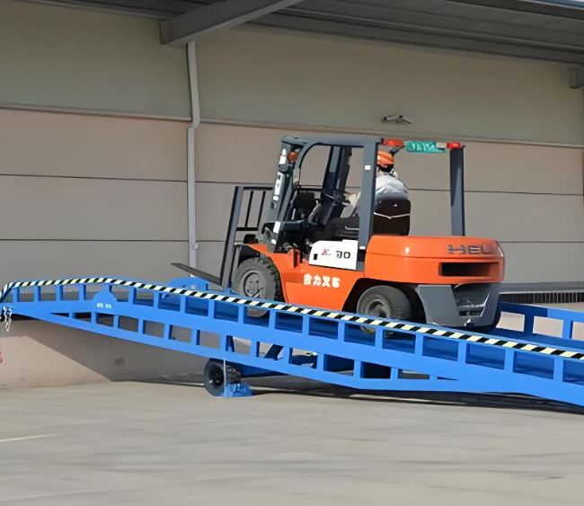 凯里移动式卸货平台（叉车用）